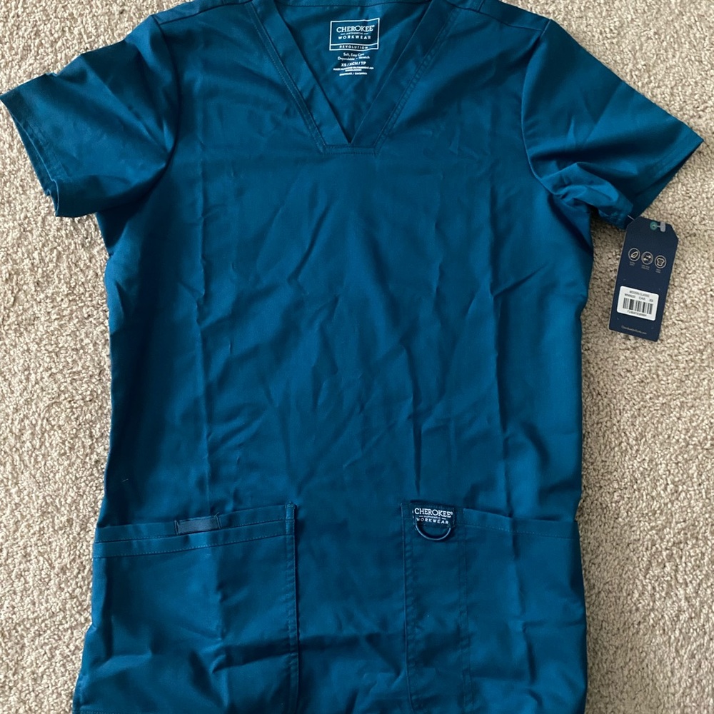 NWT Cherokee workwear revolution scrub top